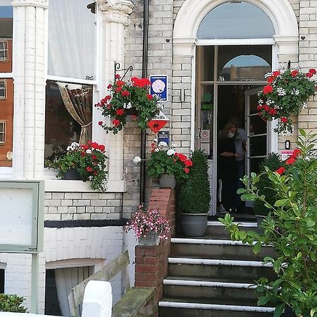 Esplanade Gardens B&B Скарбъро Екстериор снимка