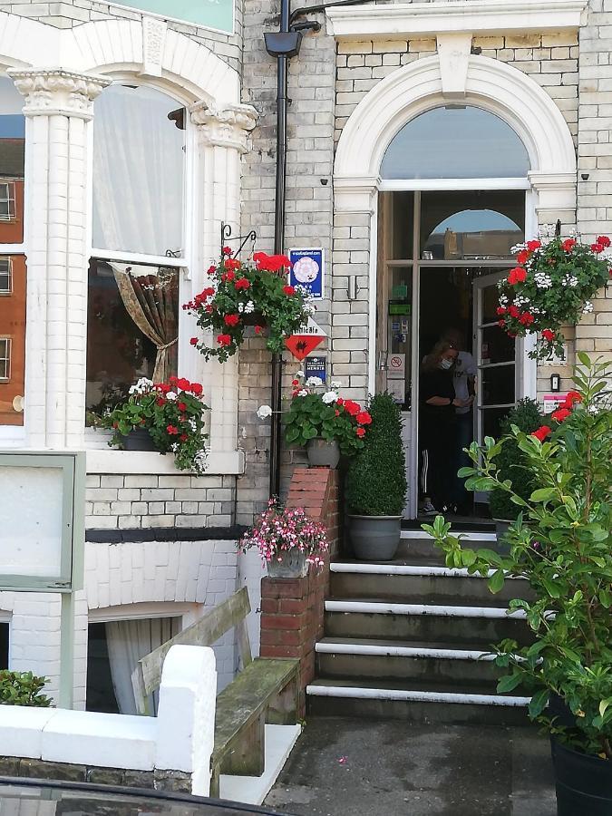 Esplanade Gardens B&B Скарбъро Екстериор снимка